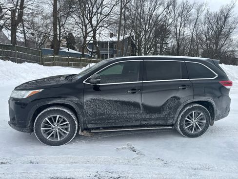 Used 2019 Toyota Highlander XLE image 2