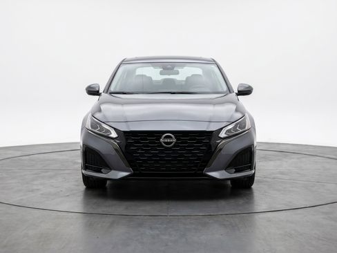 Used 2025 Nissan Altima 2.5 SV FWD image 2