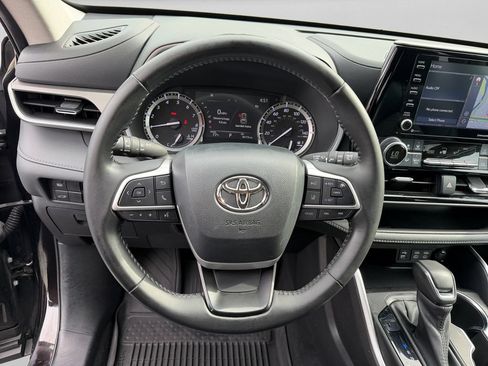 Used 2022 Toyota Highlander XLE AWD/4WD image 19