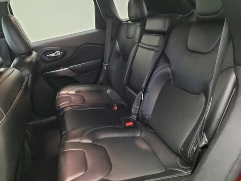 Used 2019 Jeep Cherokee Latitude Plus w/ Comfort/Convenience Group AWD/4WD image 18