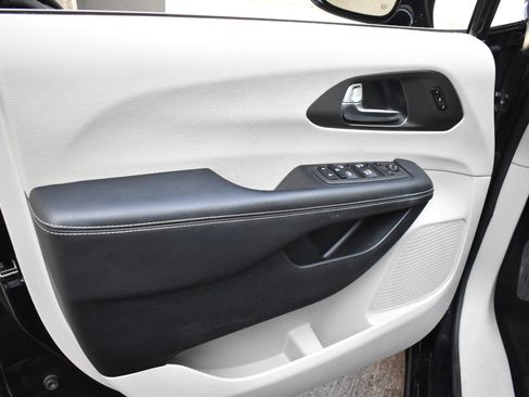 Used 2024 Chrysler Pacifica Touring-L FWD image 35