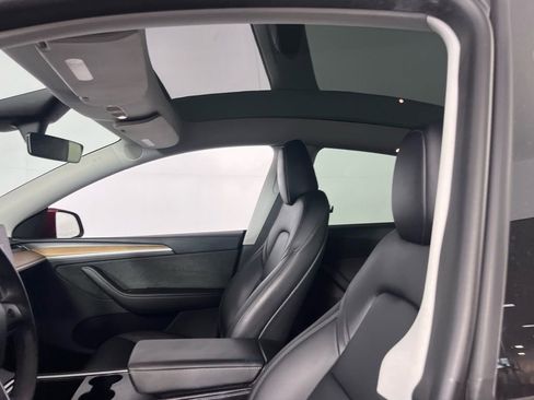 Used 2024 Tesla Model Y Long Range image 18