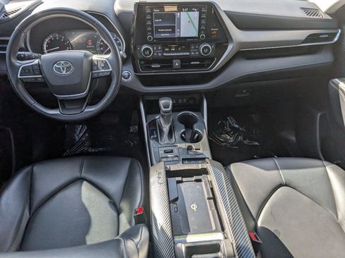 Used 2022 Toyota Highlander XLE AWD/4WD image 15