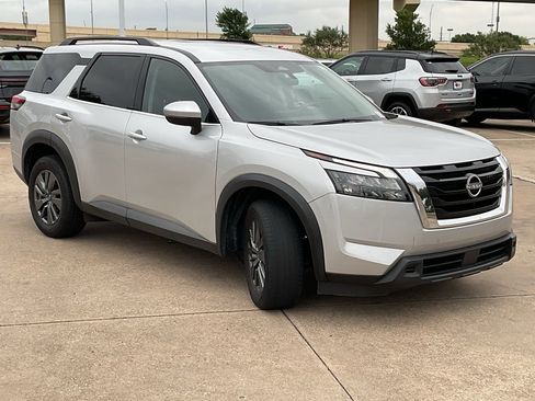 Used 2025 Nissan Pathfinder SV FWD image 4