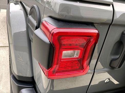 Used 2019 Jeep Wrangler Unlimited Sahara image 32