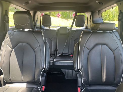 Used 2025 Chrysler Pacifica Limited FWD image 19