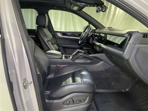 Used 2024 Porsche Cayenne image 23
