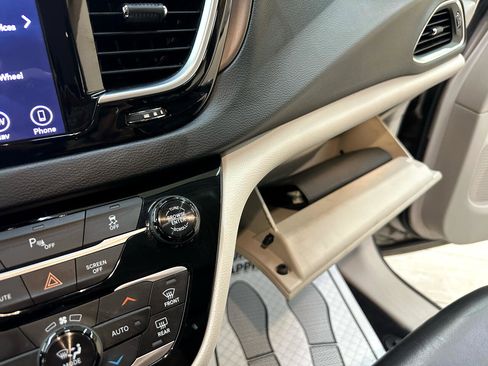 Used 2018 Chrysler Pacifica Touring-L Plus image 30