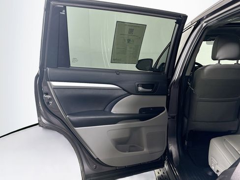 Used 2019 Toyota Highlander XLE image 27
