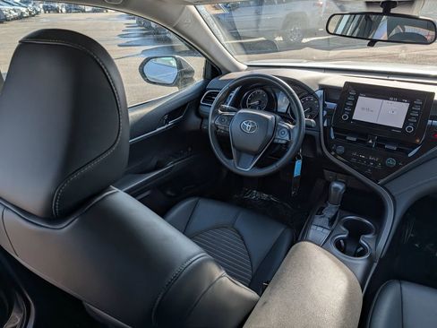 Used 2022 Toyota Camry SE image 9