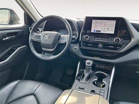 Used 2024 Toyota Highlander XLE image 10