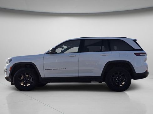 Used 2024 Jeep Grand Cherokee Altitude AWD/4WD image 5