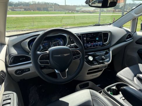 Used 2024 Chrysler Pacifica Touring-L FWD image 22