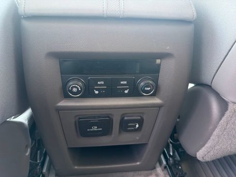 Used 2020 Chevrolet Traverse Premier FWD image 18