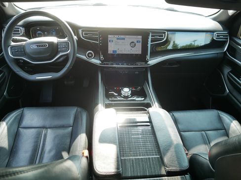 Used 2022 Jeep Wagoneer Series III w/ Flexible Seating Group AWD/4WD image 10