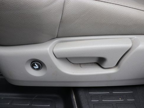 Used 2016 Honda Pilot Touring image 32