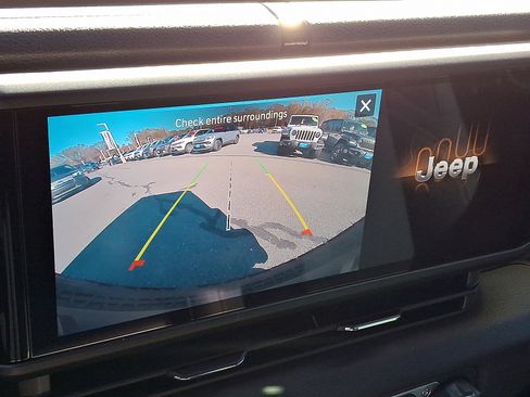 Used 2025 Jeep Wrangler Sport image 17