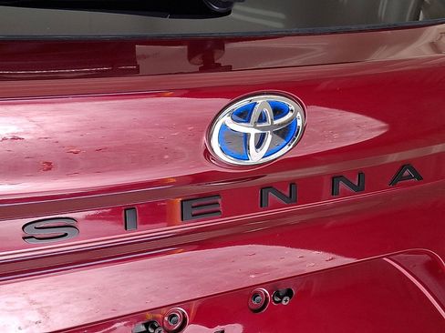 Certified 2024 Toyota Sienna XLE image 24