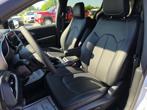 New 2027 Chrysler Pacifica Select FWD image 15