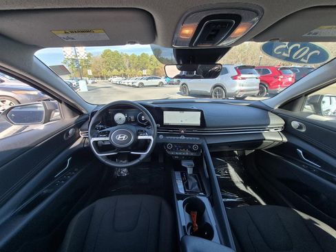 Used 2025 Hyundai Elantra SEL image 16