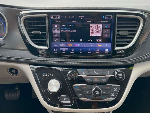 Used 2024 Chrysler Pacifica Limited FWD image 21