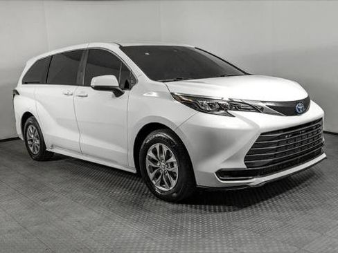 Used 2024 Toyota Sienna LE FWD image 11