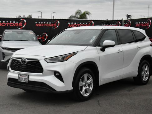 Used 2022 Toyota Highlander LE AWD/4WD image 3