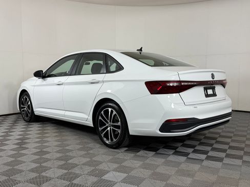 Used 2025 Volkswagen Jetta Sport image 3