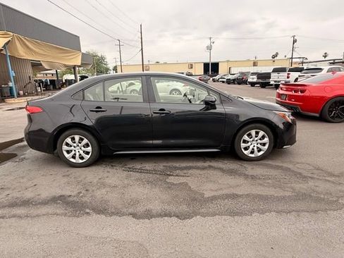 Used 2020 Toyota Corolla LE image 2