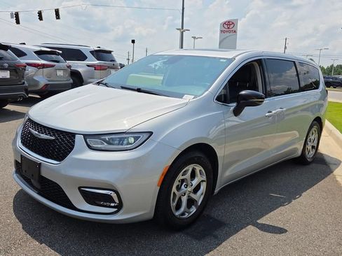 Used 2024 Chrysler Pacifica Limited FWD image 3