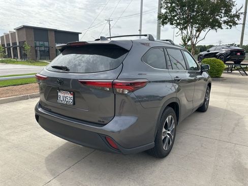 Used 2024 Toyota Highlander XLE FWD image 5