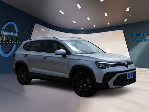 New 2026 Volkswagen Taos SE FWD image 2