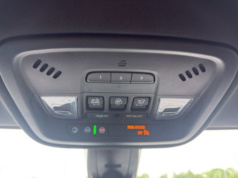 Used 2022 Chevrolet Traverse RS AWD/4WD image 24