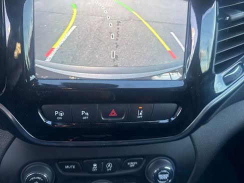 Used 2021 Jeep Cherokee Limited AWD/4WD image 3