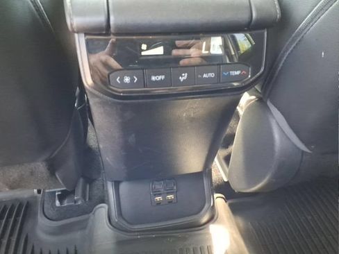 Used 2021 Toyota Highlander XLE AWD/4WD image 17