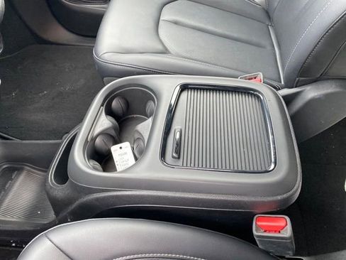 Used 2024 Chrysler Pacifica Select image 13