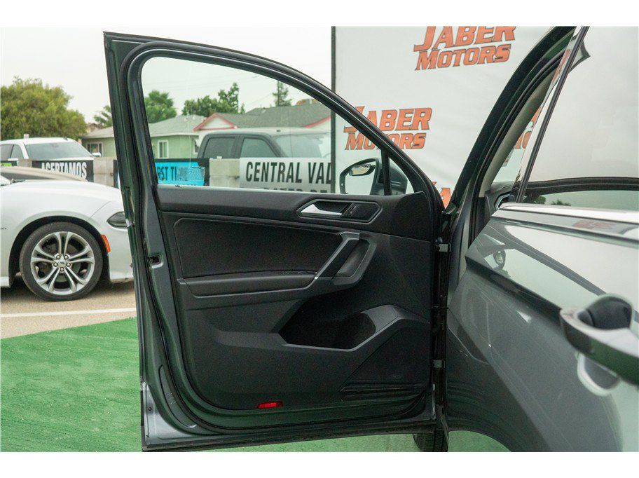 Used 2020 Volkswagen Tiguan SE w/ Panoramic Sunroof Package FWD image 32