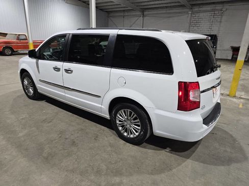 Used 2016 Chrysler Town & Country Touring-L w/ Driver Convenience Group FWD image 6