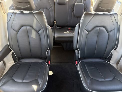 Used 2023 Chrysler Pacifica Limited image 13