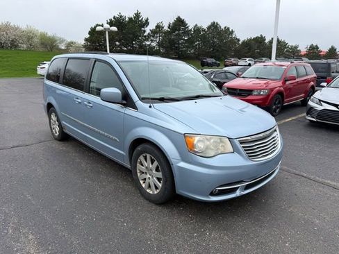 Used 2012 Chrysler Town & Country Touring w/ Entertainment Group #1 FWD image 4