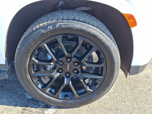 Used 2022 GMC Yukon SLT w/ SLT Premium Package image 8