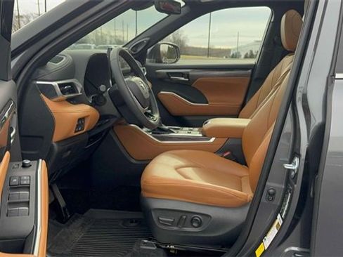 Used 2025 Toyota Highlander Platinum image 15