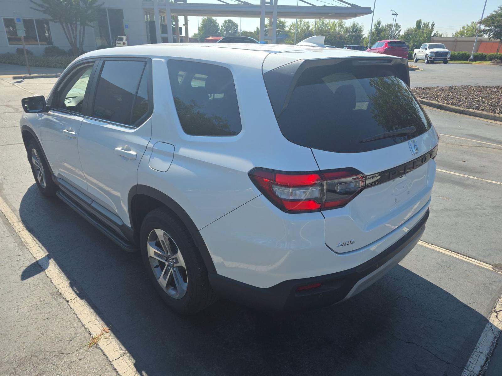 Used 2023 Honda Pilot EX-L image 2
