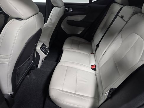 Used 2024 Volvo XC40 B5 Plus image 31