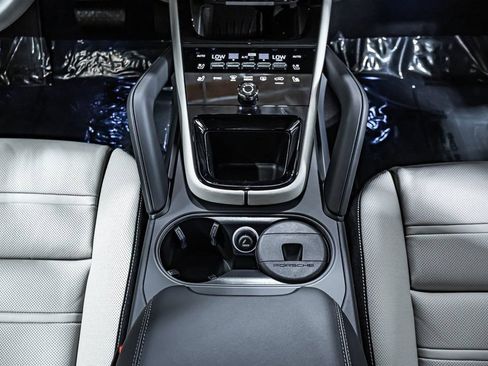 Certified 2025 Porsche Cayenne AWD/4WD image 16