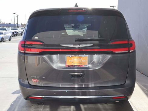 Used 2023 Chrysler Pacifica Touring-L FWD image 4