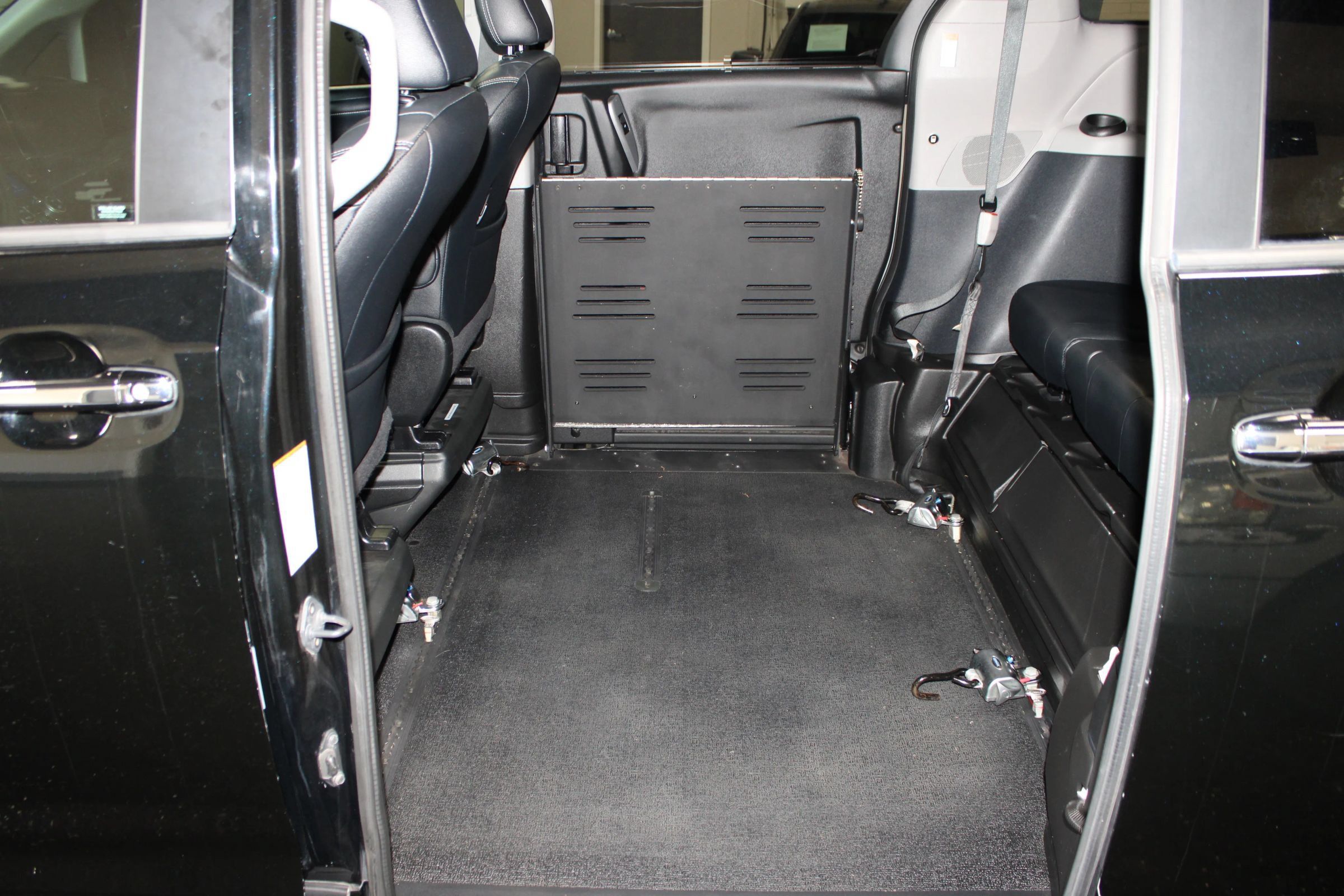 Used 2015 Toyota Sienna SE w/ SE Preferred Package FWD image 29
