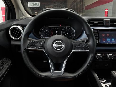 Used 2025 Nissan Versa SV FWD image 31