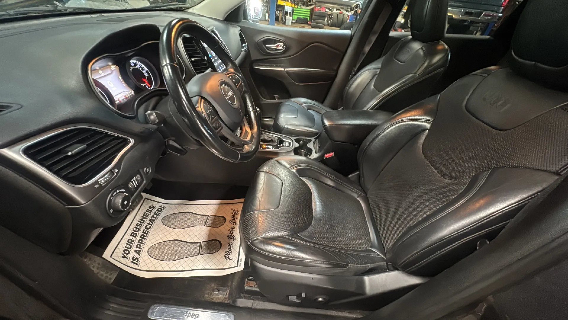 Used 2019 Jeep Cherokee Limited AWD/4WD image 28