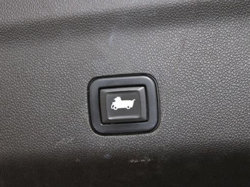 Used 2022 Chevrolet Suburban Premier RWD image 18